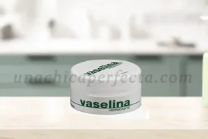 Vaselina Mercadona: el bote de 2€ que tu piel necesita (y no sabías 😉) 28 Vaselina-mercadona-deliplus-opiniones-precio-neutra-perfumada-hidratante-para-labios-manos-pies-durezas-bote-grande-blanco